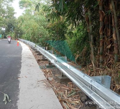 Fabrikasi dan Pemasangan Guardrail Jalan